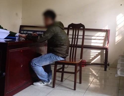 Hà Nội: Phát hiện gái lạ trốn trong tủ, chồng cố thủ, vợ livestream yêu cầu ly hôn