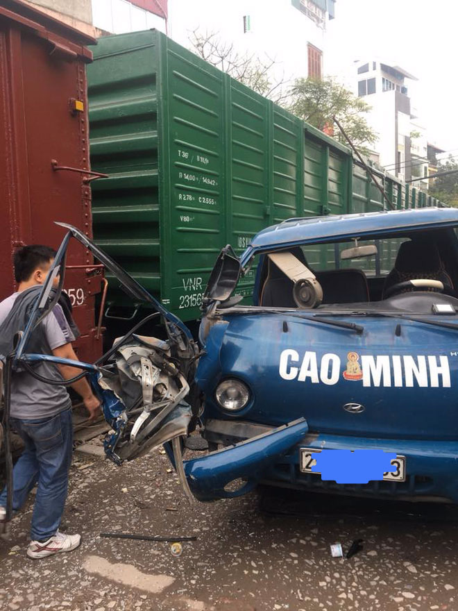 Hà Nội: Đỗ sát đường ray tàu hỏa, ô tô tải bị tàu đâm biến thành đống sắt vụn