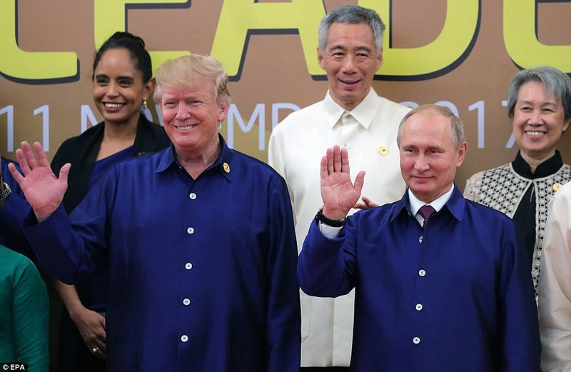 Báo Tây viết về cái bắt tay của ông Trump và ông Putin tại APEC VN