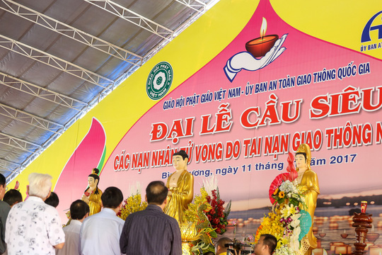 Cầu siêu cho hàng ngàn người chết vì tai nạn giao thông