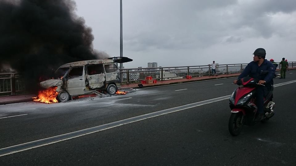Đà Nẵng: Cháy ô tô trên cầu Thuận Phước, cột khói bốc cao hàng chục mét