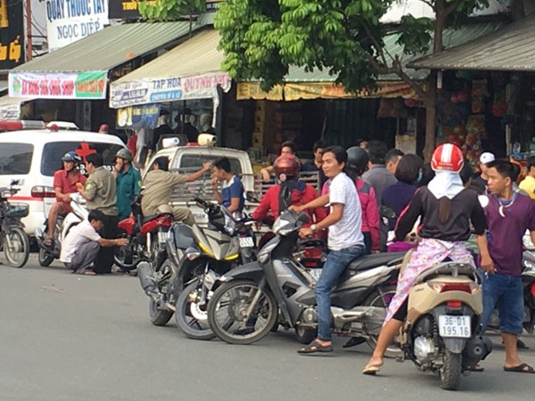 Nhìn qua khe cửa, phát hiện xác người trong phòng trọ