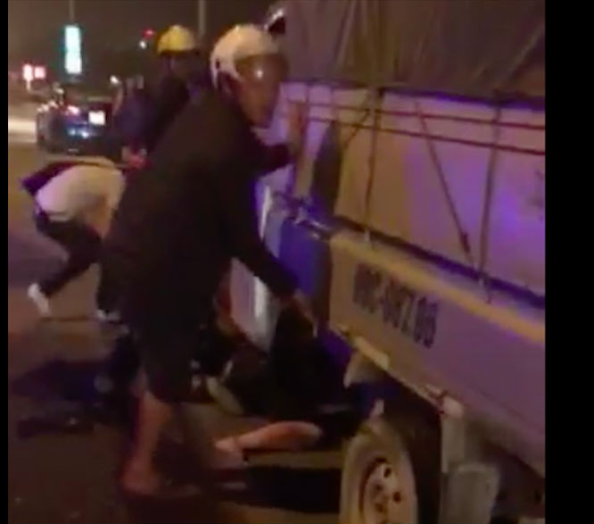 Nâng xe tải cứu sống vợ chồng bà bầu bị cuốn vào gầm xe