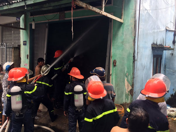 Người dân phá cửa đưa cụ ông 70 tuổi bị mù ra khỏi đám cháy