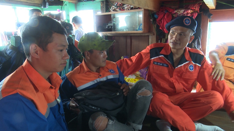 Nghệ An: Cứu sống 13 ngư dân gặp nạn gần đường biên giới trên biển