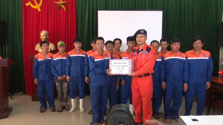 Nghệ An: Cứu sống 13 ngư dân gặp nạn gần đường biên giới trên biển