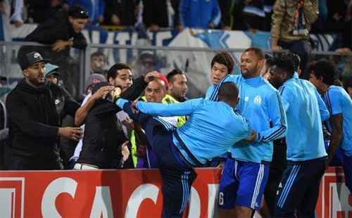 Evra bị cấm thi đấu 8 tháng vì tung cước vào CĐV