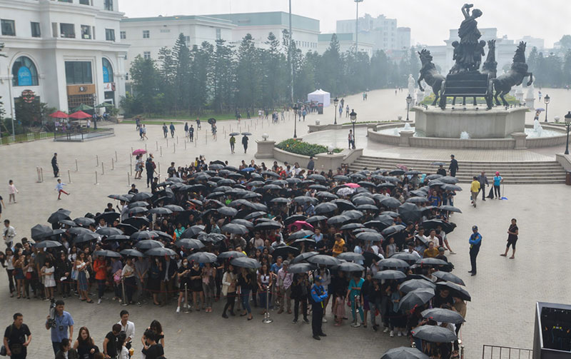 Hơn 2.000 khách che dù, ôm gối chờ mua hàng trước cửa H&M Hà Nội