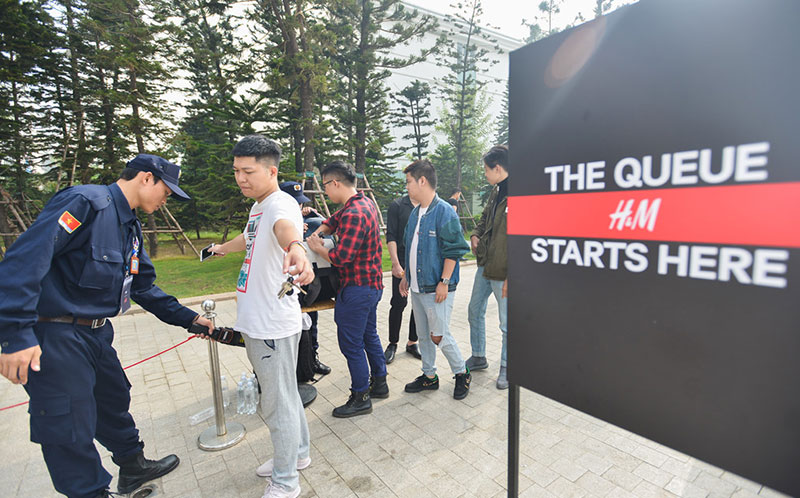 Hơn 2.000 khách che dù, ôm gối chờ mua hàng trước cửa H&M Hà Nội