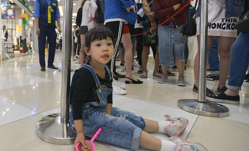 Hơn 2.000 khách che dù, ôm gối chờ mua hàng trước cửa H&M Hà Nội