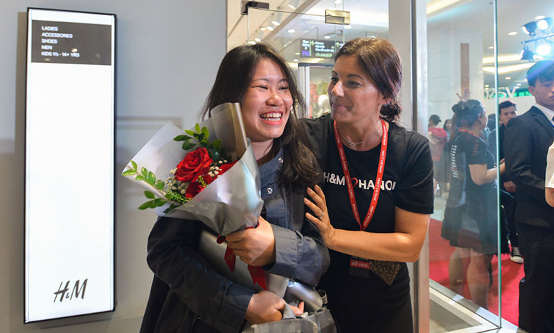 Hơn 2.000 khách che dù, ôm gối chờ mua hàng trước cửa H&M Hà Nội