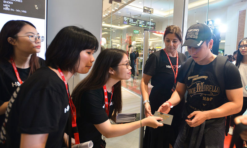 Hơn 2.000 khách che dù, ôm gối chờ mua hàng trước cửa H&M Hà Nội