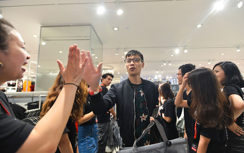 Hơn 2.000 khách che dù, ôm gối chờ mua hàng trước cửa H&M Hà Nội