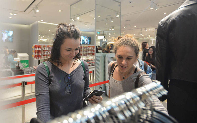 Hơn 2.000 khách che dù, ôm gối chờ mua hàng trước cửa H&M Hà Nội