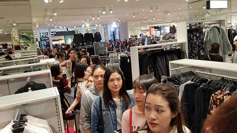 Hơn 2.000 khách che dù, ôm gối chờ mua hàng trước cửa H&M Hà Nội