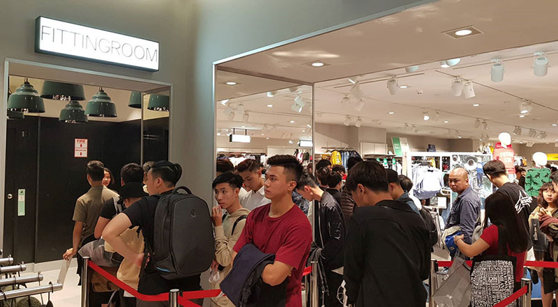 Hơn 2.000 khách che dù, ôm gối chờ mua hàng trước cửa H&M Hà Nội