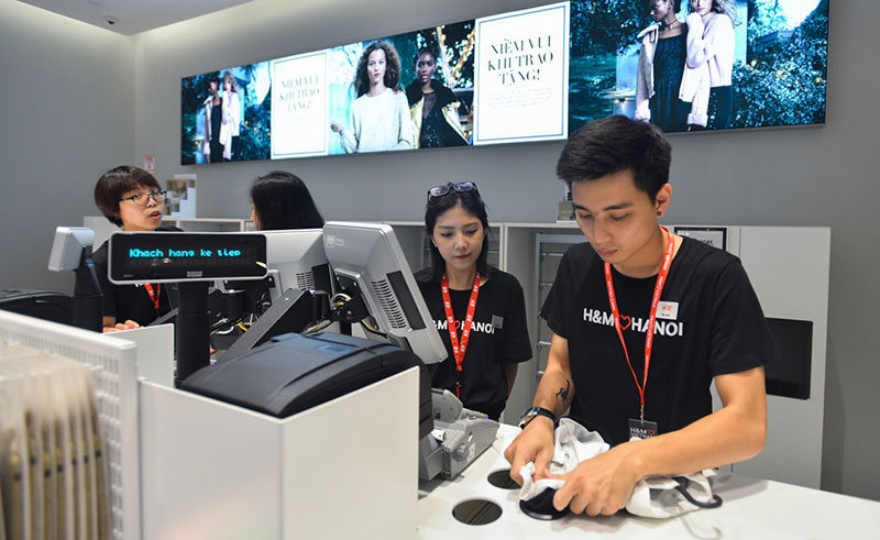 Hơn 2.000 khách che dù, ôm gối chờ mua hàng trước cửa H&M Hà Nội