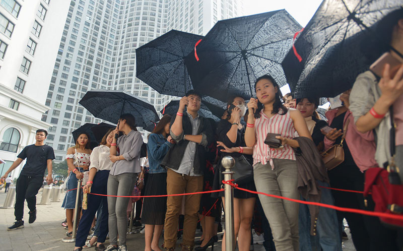 Hơn 2.000 khách che dù, ôm gối chờ mua hàng trước cửa H&M Hà Nội