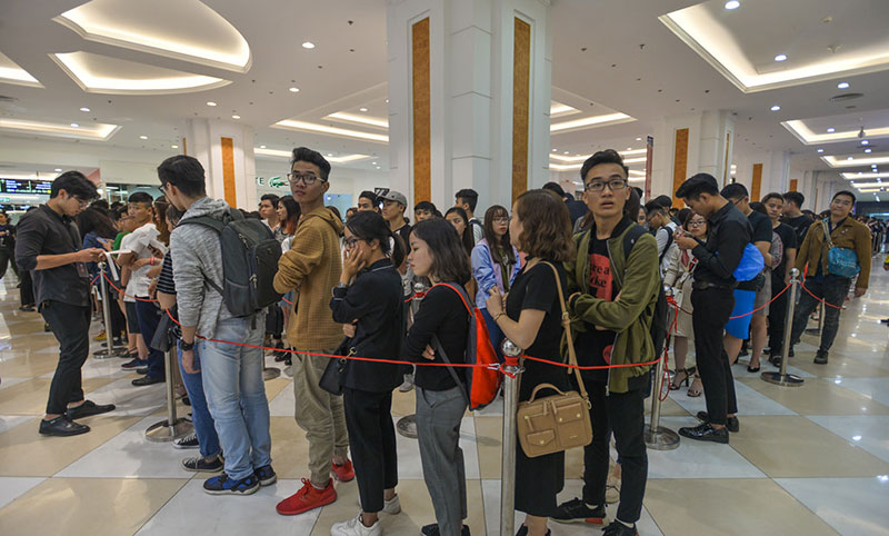 Hơn 2.000 khách che dù, ôm gối chờ mua hàng trước cửa H&M Hà Nội