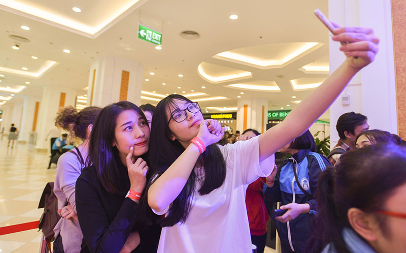 Hơn 2.000 khách che dù, ôm gối chờ mua hàng trước cửa H&M Hà Nội