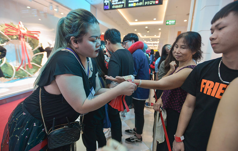 Hơn 2.000 khách che dù, ôm gối chờ mua hàng trước cửa H&M Hà Nội