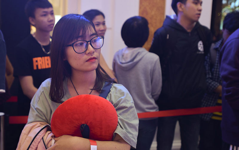 Hơn 2.000 khách che dù, ôm gối chờ mua hàng trước cửa H&M Hà Nội