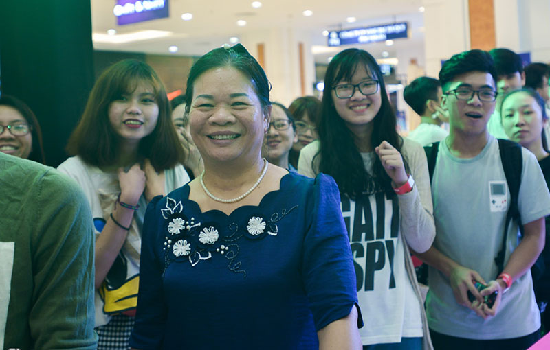 Hơn 2.000 khách che dù, ôm gối chờ mua hàng trước cửa H&M Hà Nội