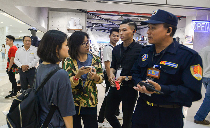 Hơn 2.000 khách che dù, ôm gối chờ mua hàng trước cửa H&M Hà Nội