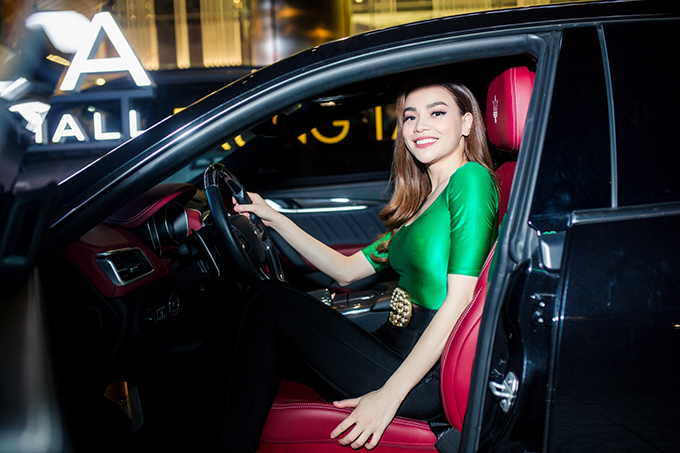 Hồ Ngọc Hà tự lái xe đi diễn cuối tuần