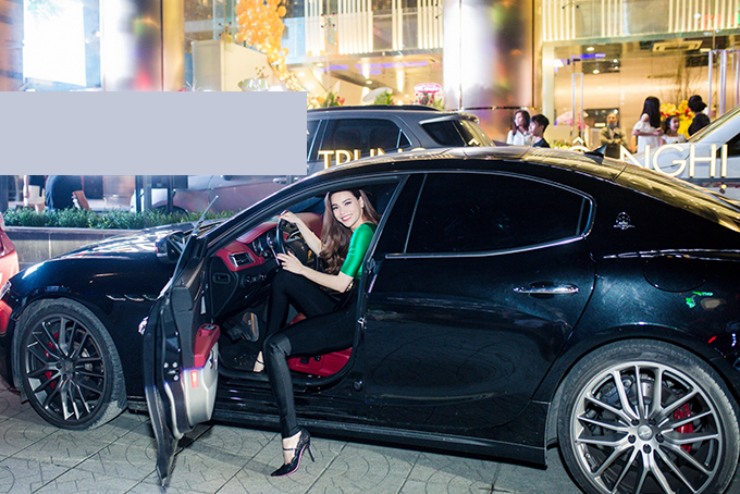 Hồ Ngọc Hà tự lái xe đi diễn cuối tuần
