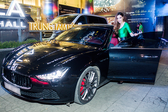 Hồ Ngọc Hà tự lái xe đi diễn cuối tuần