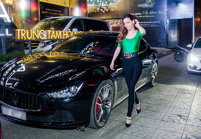 Hồ Ngọc Hà tự lái xe đi diễn cuối tuần