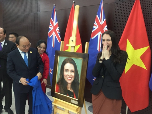 Món quà Thủ tướng Nguyễn Xuân Phúc tặng Thủ tướng New Zealand Món quà Thủ tướng Nguyễn Xuân Phúc tặng Thủ tướng New Zealand