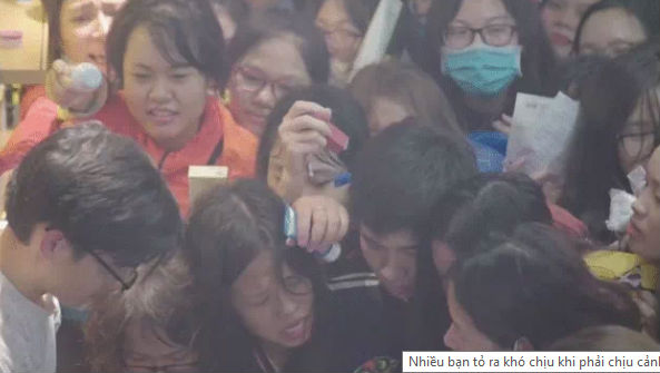 Clip: Kinh hoàng cảnh chen lấn của hàng trăm cô gái trẻ trong buổi khai trương cửa hàng mỹ phẩm ở Hà Nội