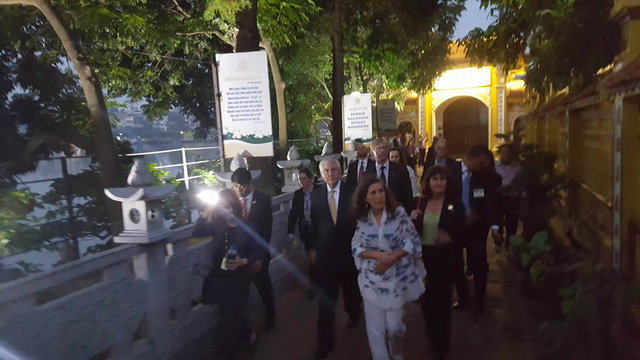 Ngoại trưởng Mỹ vào thắp nhang trong chùa Trấn Quốc