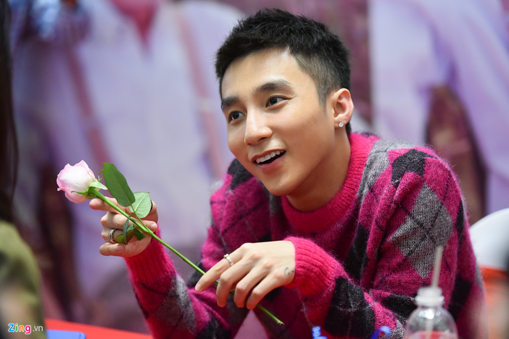 Ngọc Trinh bị phản đối khi quảng cáo cho trang web chuyên bán sách