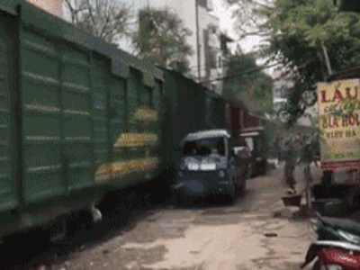 Hà Nội: Đỗ sát đường ray tàu hỏa, ô tô tải bị tàu đâm biến thành đống sắt vụn Hà Nội: Đỗ sát đường ray tàu hỏa, ô tô tải bị tàu đâm biến thành đống sắt vụn
