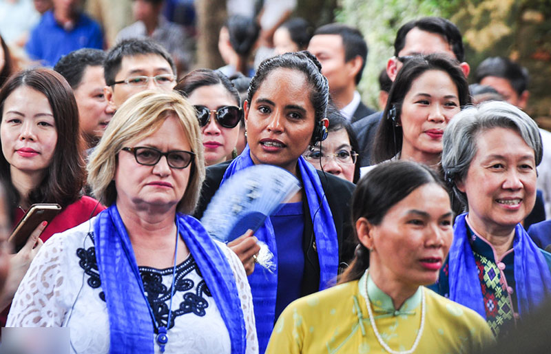 Phu nhân lãnh đạo cấp cao APEC thăm phố cổ Hội An