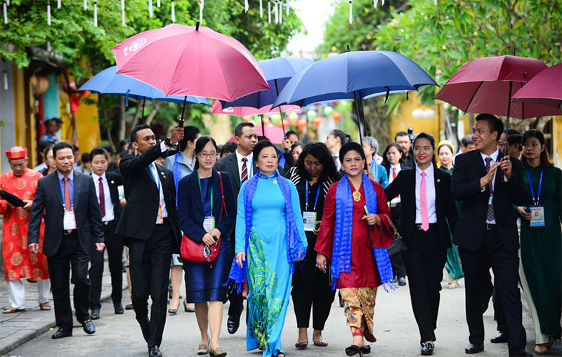 Phu nhân lãnh đạo cấp cao APEC thăm phố cổ Hội An