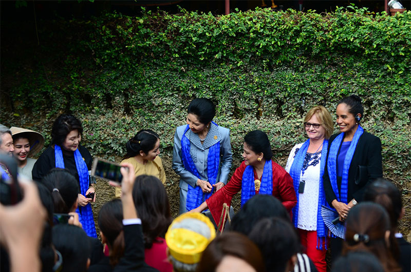 Phu nhân lãnh đạo cấp cao APEC thăm phố cổ Hội An