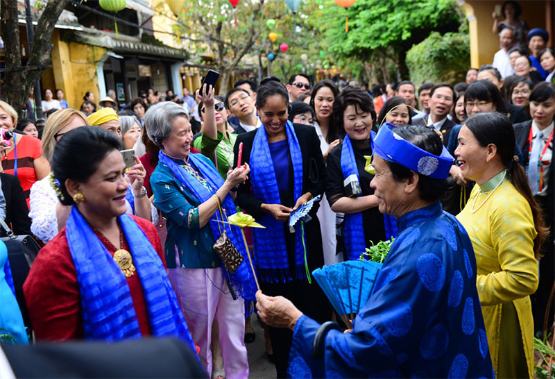Phu nhân lãnh đạo cấp cao APEC thăm phố cổ Hội An