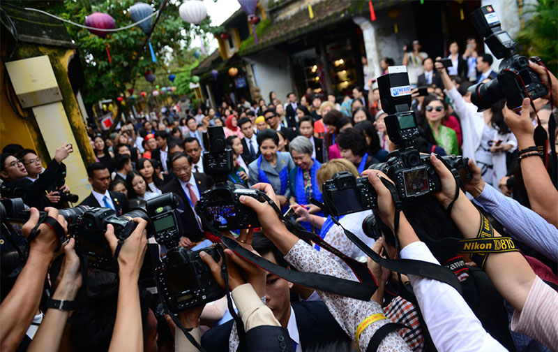 Phu nhân lãnh đạo cấp cao APEC thăm phố cổ Hội An