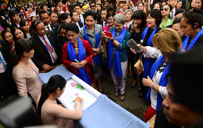 Phu nhân lãnh đạo cấp cao APEC thăm phố cổ Hội An