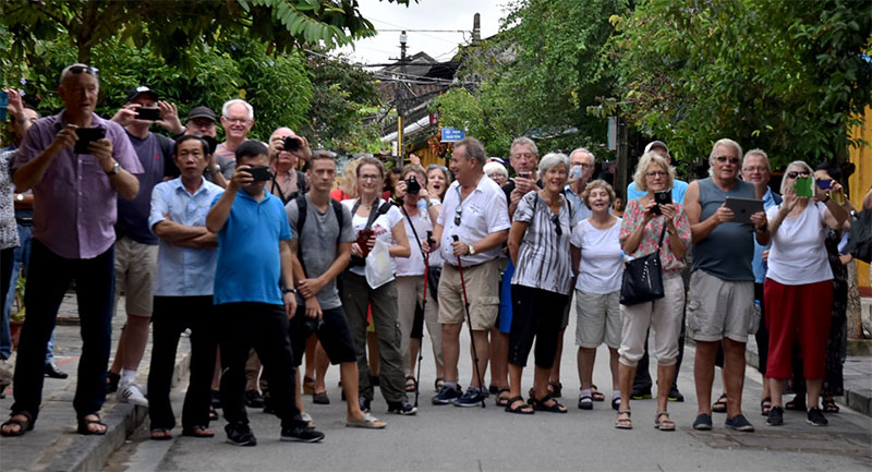 Phu nhân lãnh đạo cấp cao APEC thăm phố cổ Hội An