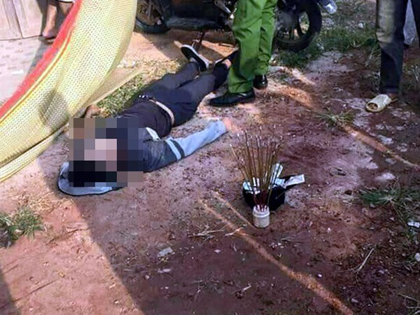 Thái Nguyên: Người dân hốt hoảng phát hiện nam thanh niên chết trên xe máy