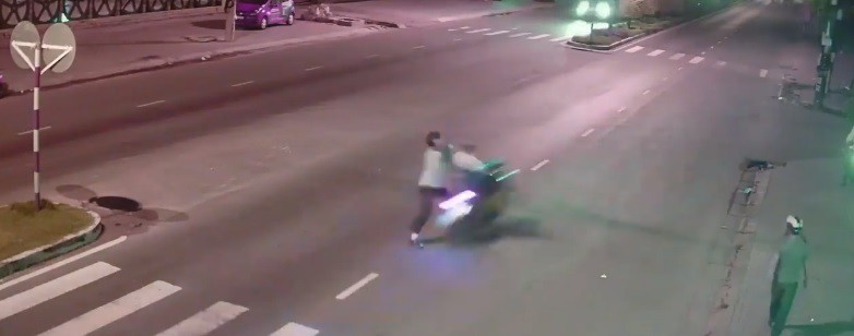 Video: Người đàn ông sang đường bất cẩn gặp thanh niên phóng tốc độ bàn thờ và cái kết đắng cho cả hai