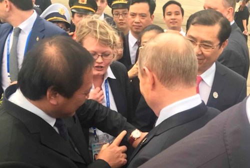 Món quà bất ngờ Bộ trưởng Trương Minh Tuấn tặng Tổng thống Putin