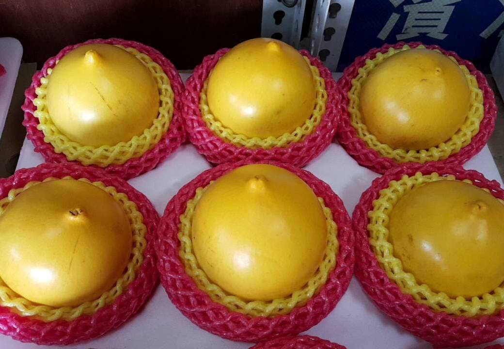 Vú sữa vàng ươm: Lạ mắt giá chát 350 ngàn/quả