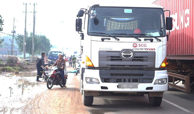 Lái xe máy tránh vũng nước, cô gái bị ôtô bồn cán tử vong