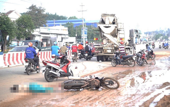 Lái xe máy tránh vũng nước, cô gái bị ôtô bồn cán tử vong